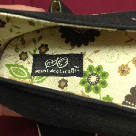 Converse-like Flats with Ruffle Detailing - Picture 4 of 4