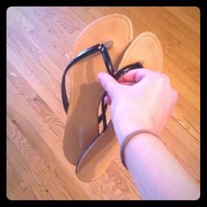 Wet Seal black and nude flip flops