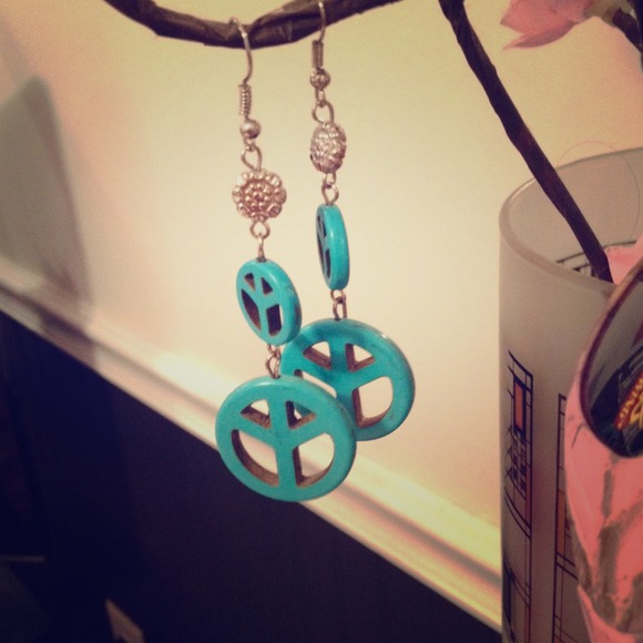 Turquoise peace sign earrings!😍