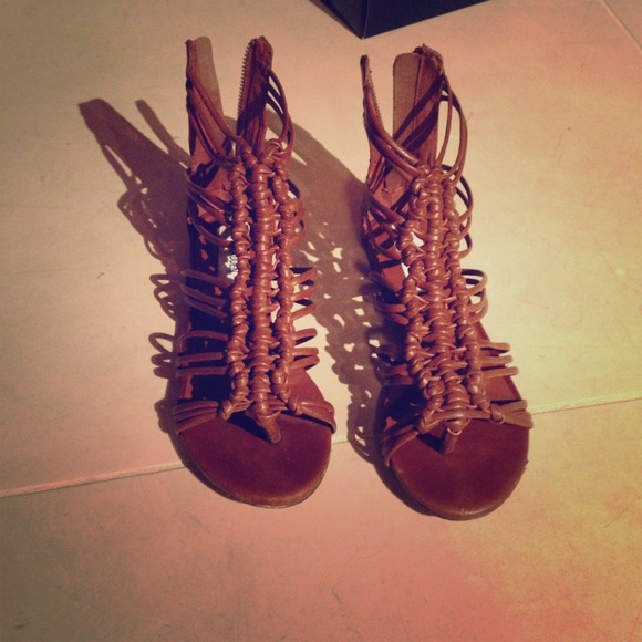 STEVEN MADDEN TAN "ZILLY" GLADIATOR SANDALS