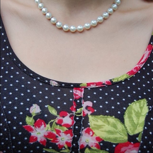 πSOLD IN BUNDLE!π Black & White Polka Dot / Red - Picture 2 of 3