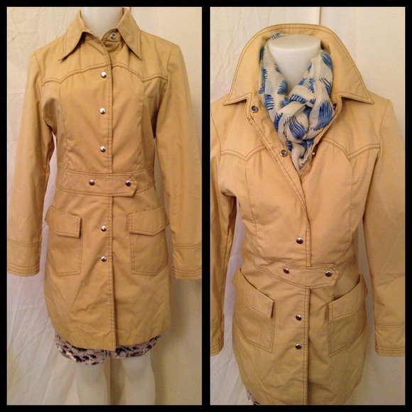 The Perfect Mini Trench 🐝 - Picture 2 of 2