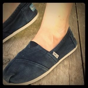 Black canvas toms
