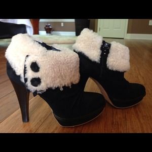 ⭐REDUCED⭐ Ugg heel bootie black suede