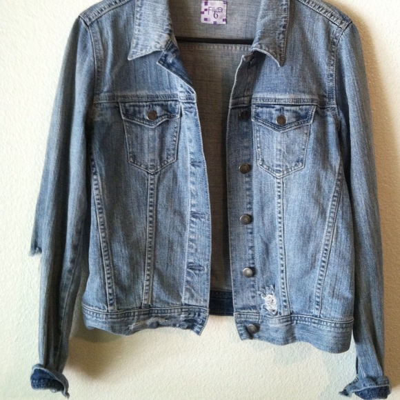 🌻SOLD 🌻Perfectly worn in denim jacket!
