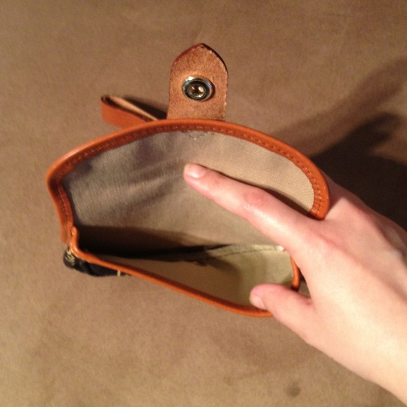 NWOT Dooney & Bourke wristlet - Picture 3 of 4