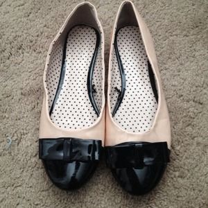 Peach/Black patent leather flats with bow