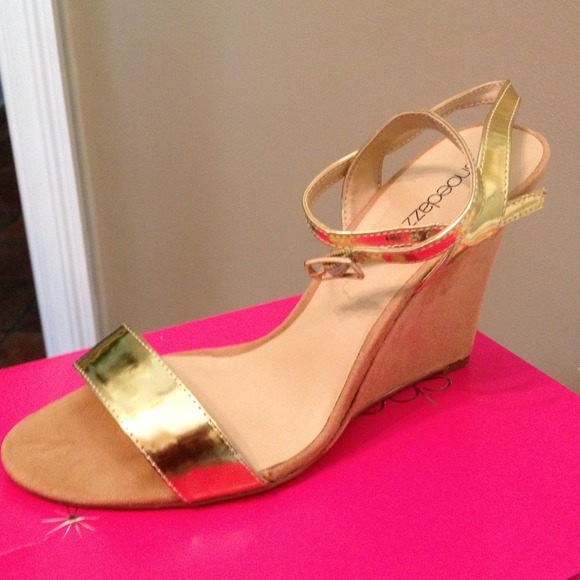Pretty Gold wedges
