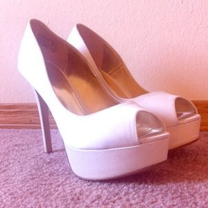 Ivory peep toe pumps!