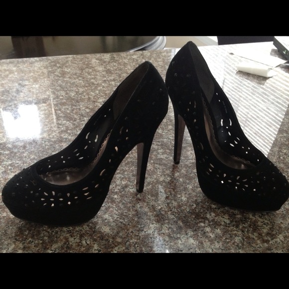 Suede black bebe pump