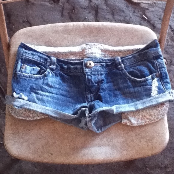 Short shorts - Picture 1 of 4