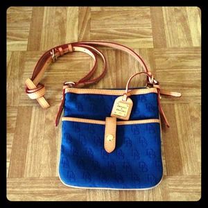 🌟Sold🌟Dooney and Bourke Cross body purse.
