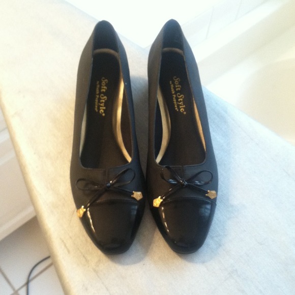 Simple black 1 inch heels with gold bow - Picture 1 of 4