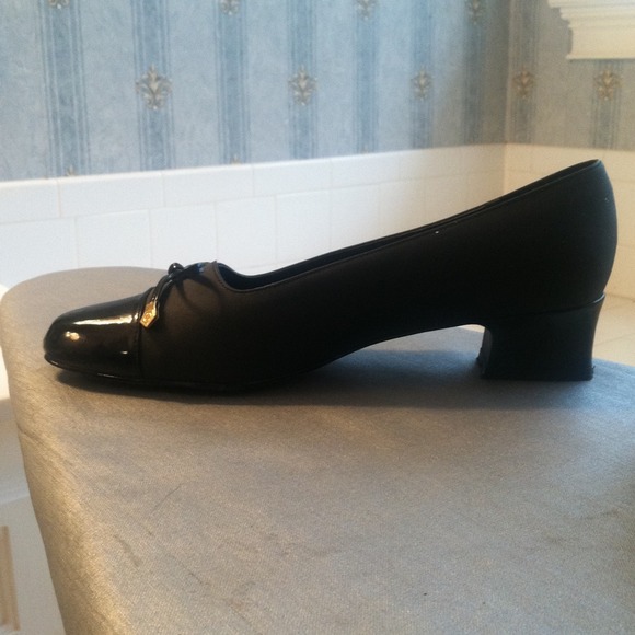 Simple black 1 inch heels with gold bow - Picture 2 of 4