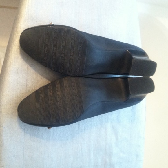 Simple black 1 inch heels with gold bow - Picture 3 of 4