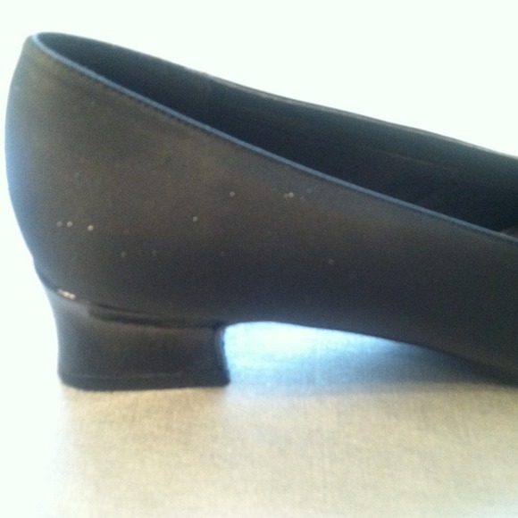 Simple black 1 inch heels with gold bow - Picture 4 of 4