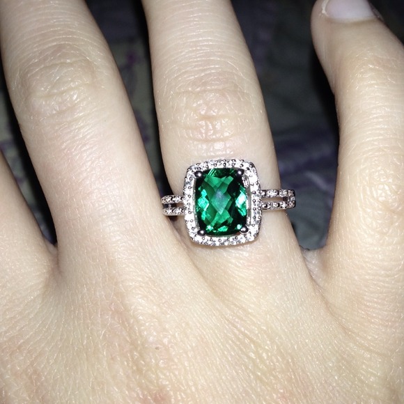 🚫SOLD🚫Gorgeous Emerald and White Sapphire ring. - Picture 2 of 3