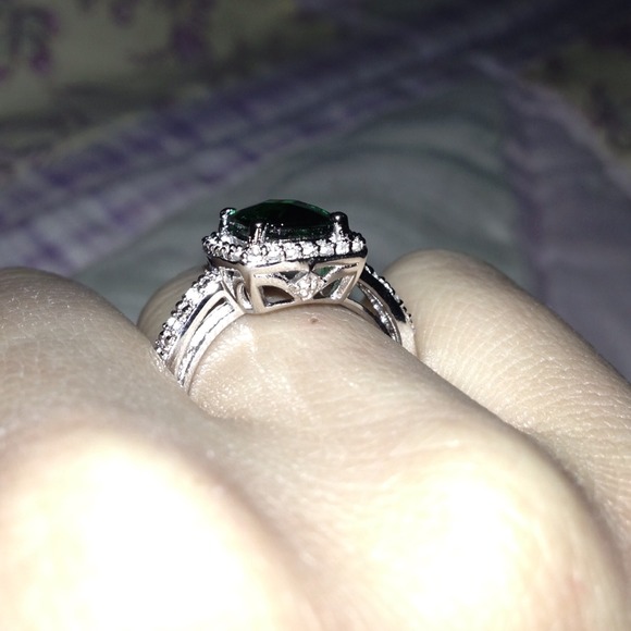 🚫SOLD🚫Gorgeous Emerald and White Sapphire ring. - Picture 3 of 3