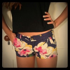 Floral print short shorts