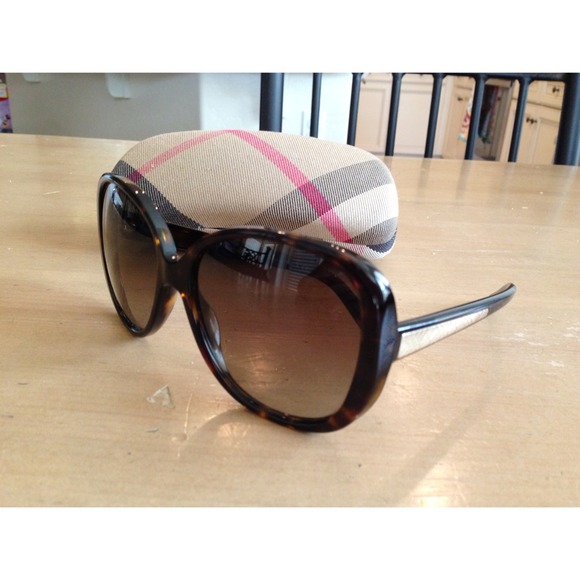 **On hold**Burberry Sunglasses