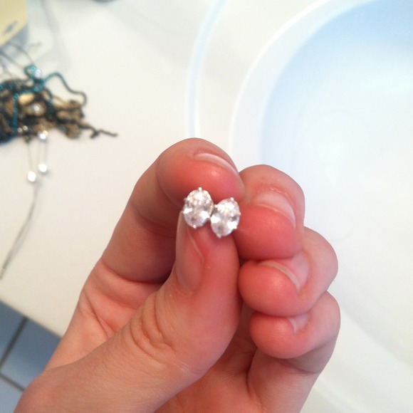 5 pairs of earrings and pair of pretty hair clips - Picture 4 of 4