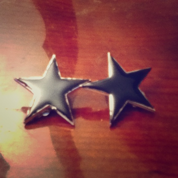 Black star earrings 👌