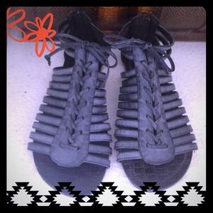 🔴HOLD🔴 💕Grey Gladiator Sandals💕