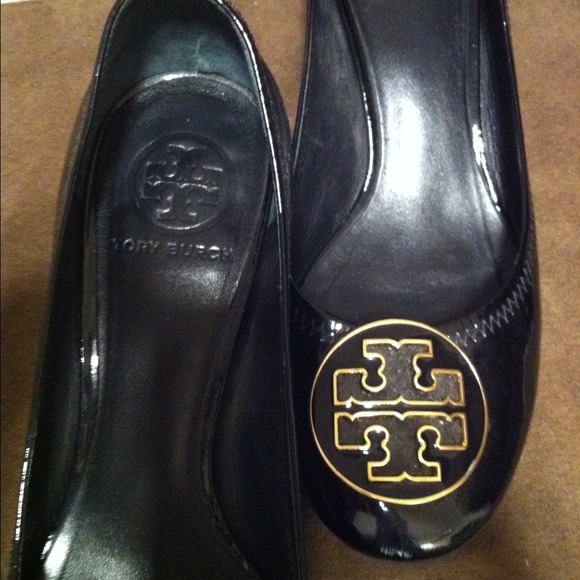 Black patent leather tory burch shoes/ heels - Picture 3 of 9
