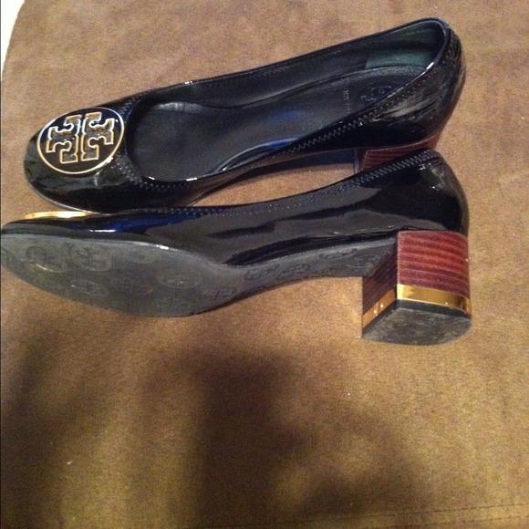 Black patent leather tory burch shoes/ heels - Picture 4 of 9