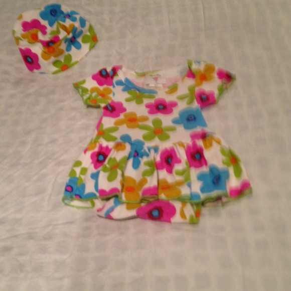 Flower dress that snaps underneath like a onesie - Picture 1 of 3