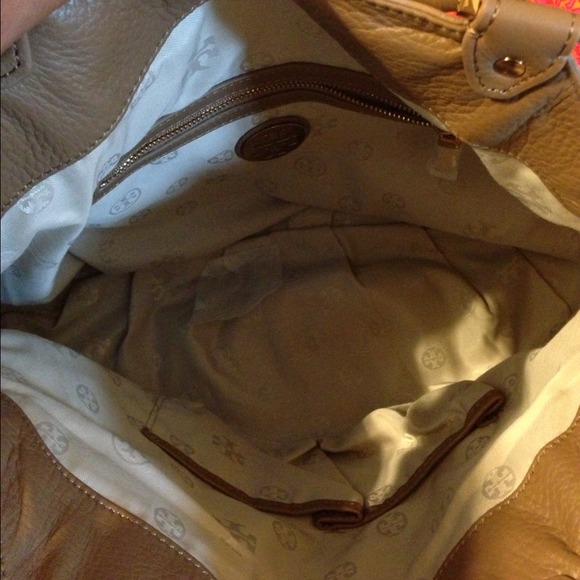 ✋Sold✋💯 Authentic Tory Burch hobo-no trade - Picture 3 of 4