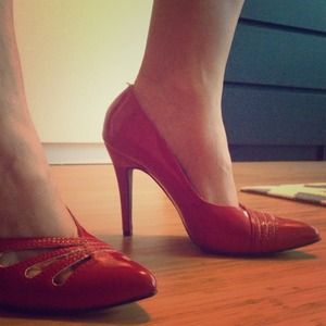 Sexy red pump!! Spice up date night with these ;)