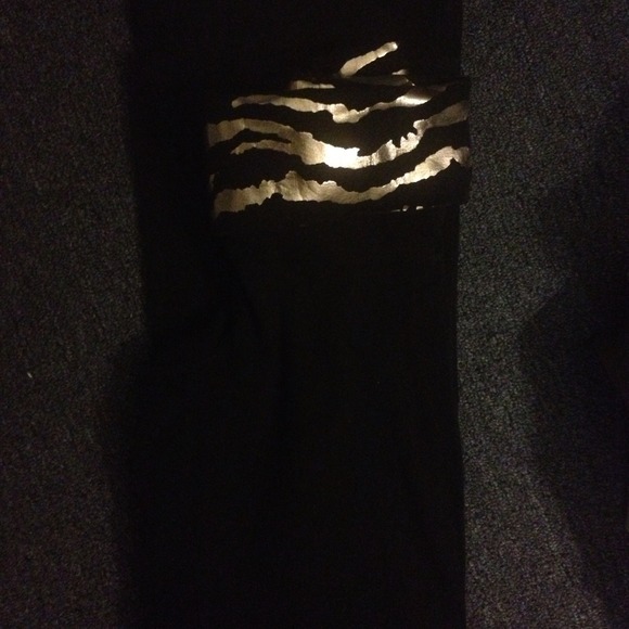 ✋✋SOLD✋✋NWOT VS PINK Sequin Yogas! XS