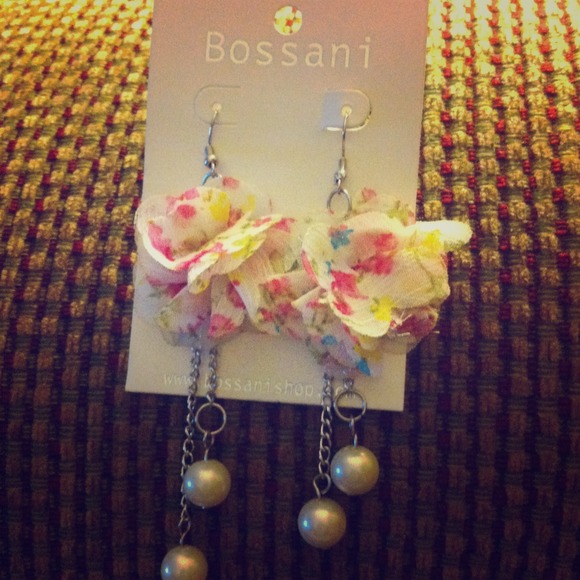 🎈New floral pearl dangle earrings🎈SALE