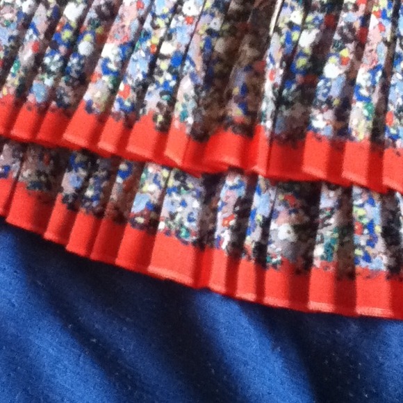 DONATED✌Floral mini skirt. Open to offers! - Picture 2 of 4