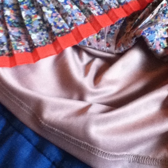 DONATED✌Floral mini skirt. Open to offers! - Picture 3 of 4