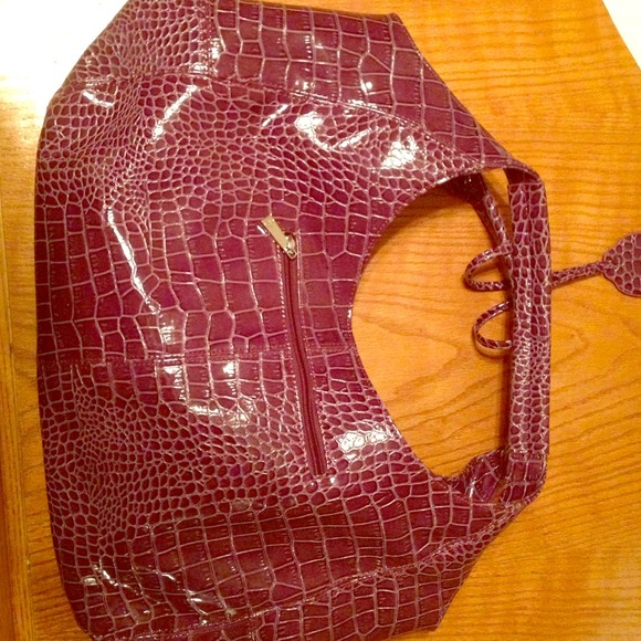 Purple shoulder bag. No brand name.