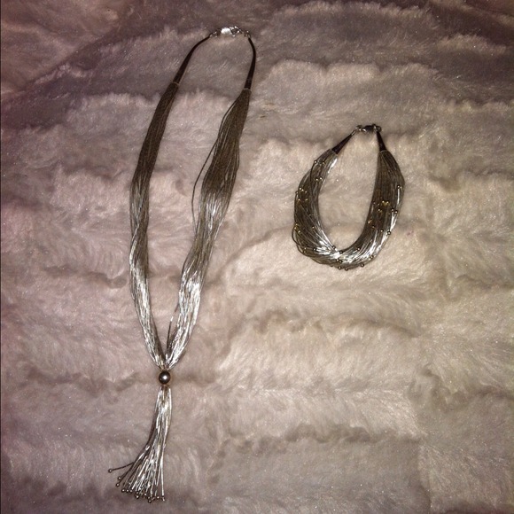 Metal wire necklace ad bracelet