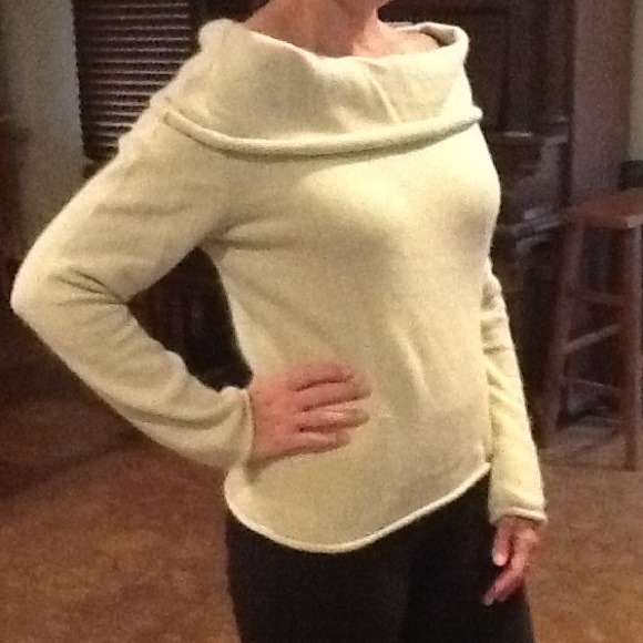 Light green sweater. Very soft. - Picture 1 of 1