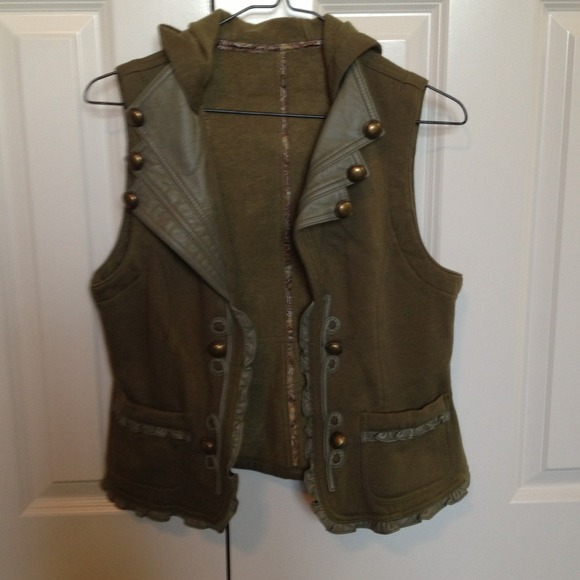 Olive green hooded vest - Picture 2 of 3