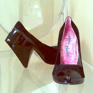 NWOT Irregular Choice Diamond Heel Court Pump