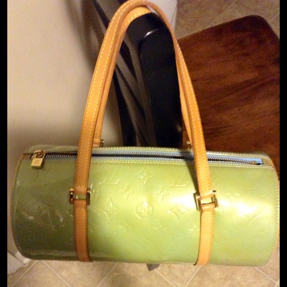 #Sold to someone special#**Auth papillon 30 vernis