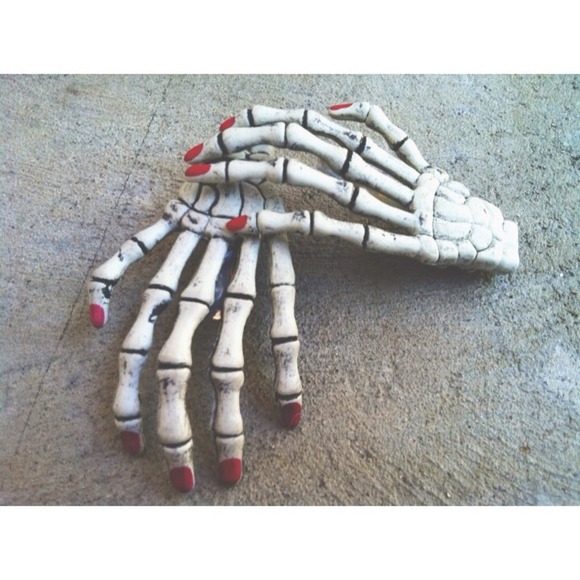 Skeleton hand clips