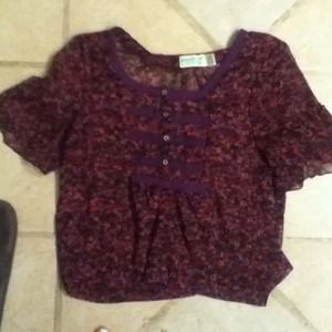 Super cute low cut floral dream out loud shirt