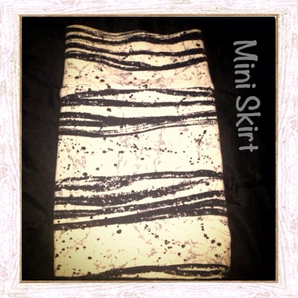⛔Traded⛔ Abstract Mini Skirt - Picture 1 of 2
