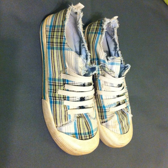 Adorable plaid shoes!