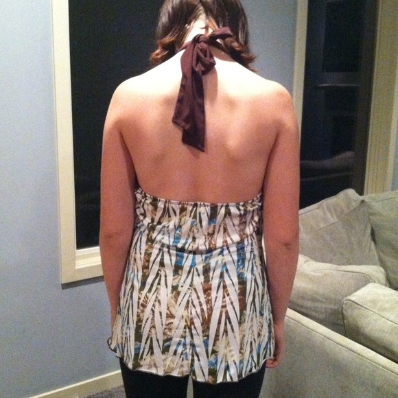 Silky fashionable shirt. Fits medium and large. - Picture 2 of 2