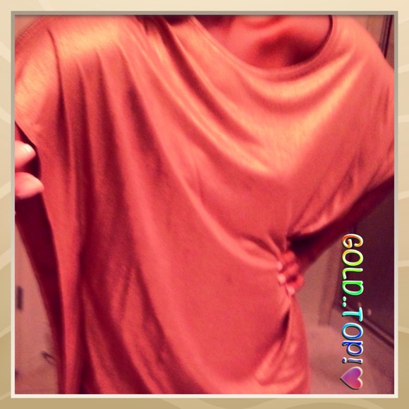 SOLD🎉Gold🌟Off the shoulder top!