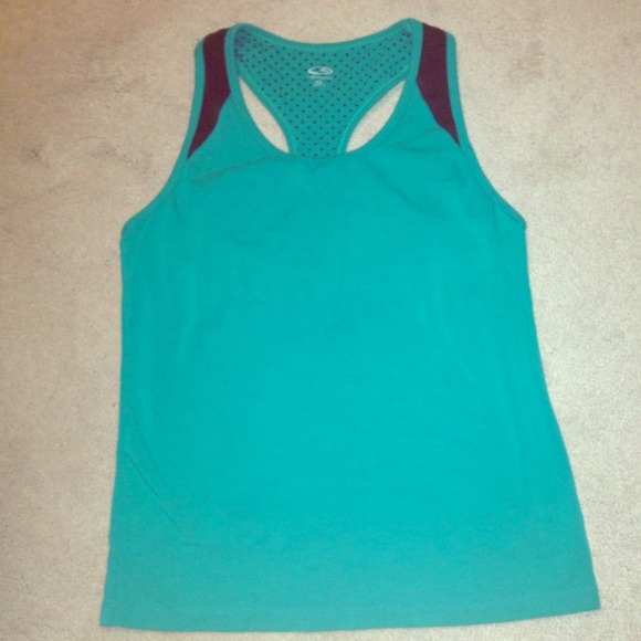 SOLD 🔴Green workout top 💚