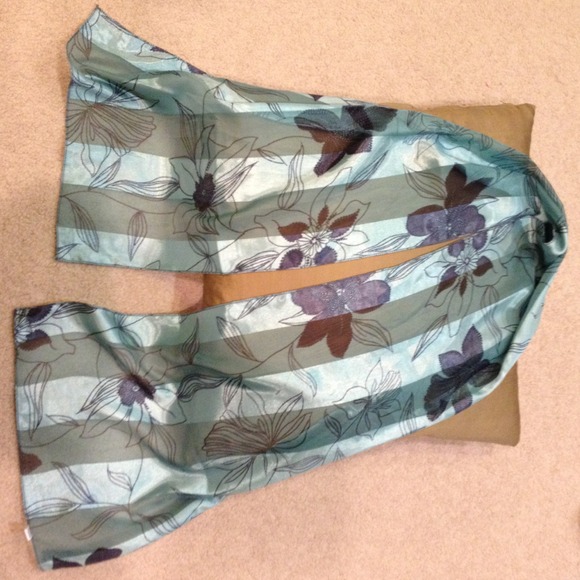 Scarf - Picture 2 of 4